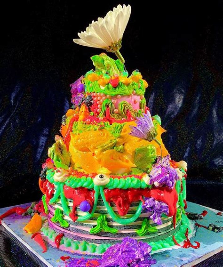 Chaos Cakes Decor: Mastering Edible Glitter and Toy Toppers for Wild, Messy Masterpieces