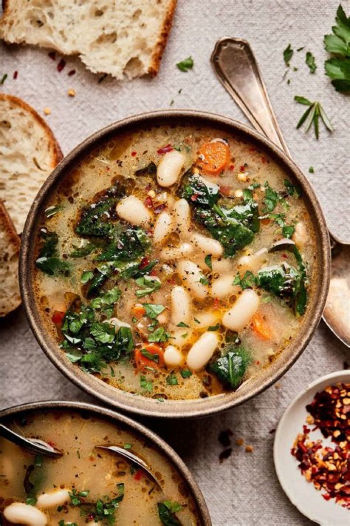 The Minimalist Healthy Guide to Detoxing with White Bean Soups